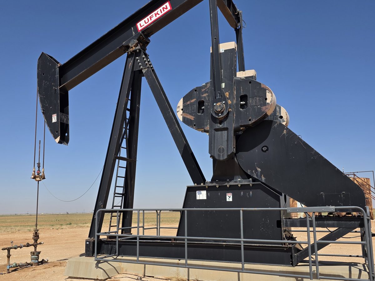 Lufkin pumping unit seen from behind the counterweights