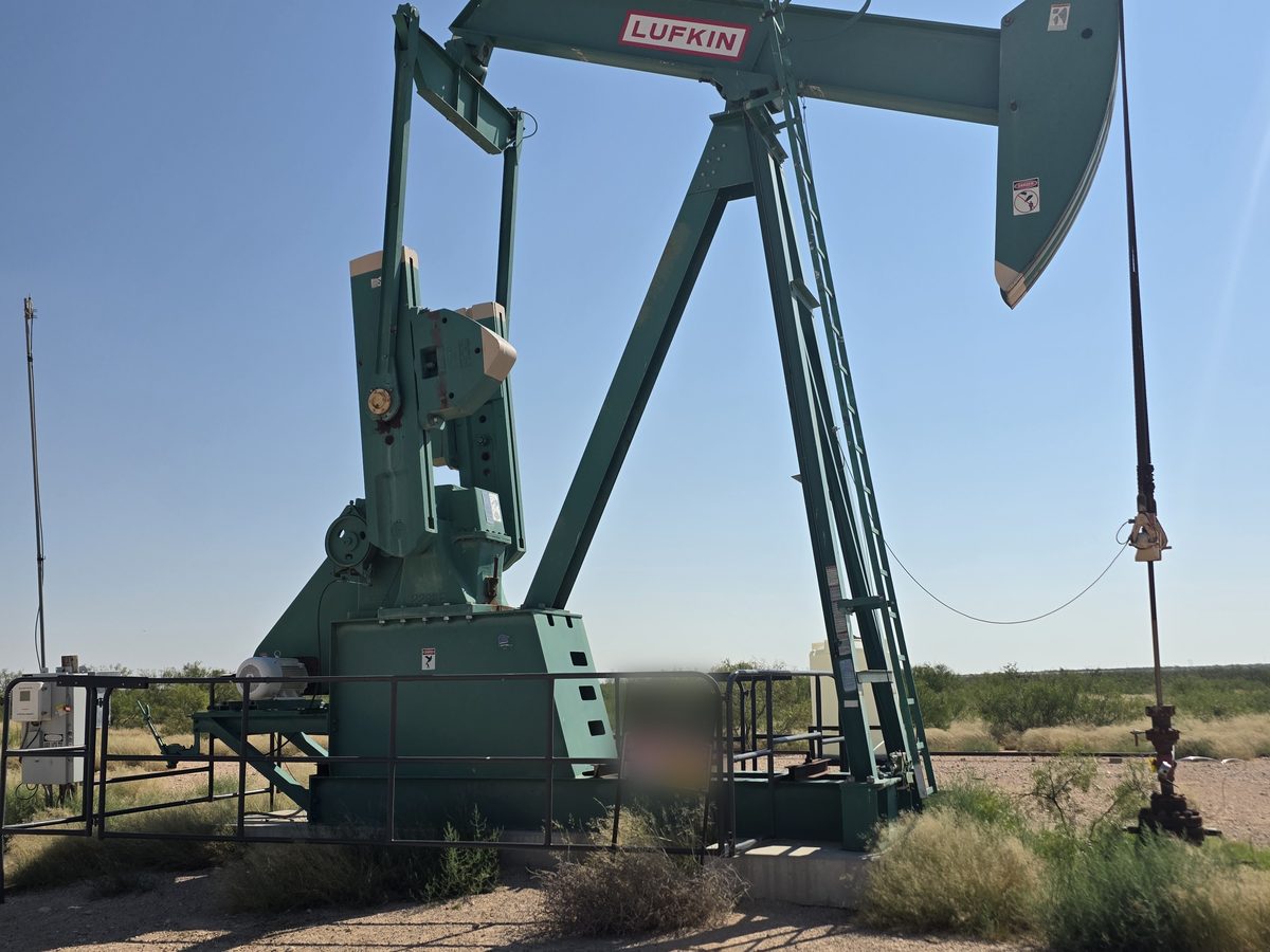 Green Lufkin pumping unit on location